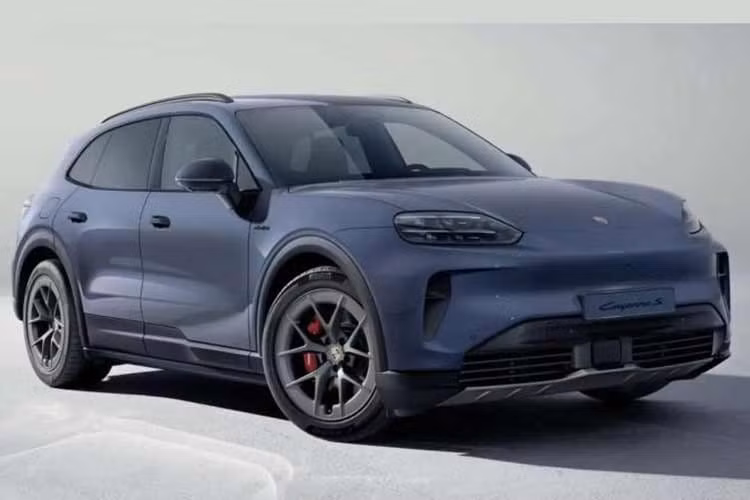 Một trong những điểm nhấn kỹ thuật quan trọng trên Cayenne S là tính năng "Push-to-pass" nằm trong gói Sport Chrono. Khi kích hoạt, hệ thống sẽ mở khóa thêm 120 mã lực trong khoảng thời gian 10 giây, hỗ trợ tối ưu cho các tình huống xe cần vượt hoặc cần gia tốc tức thời.