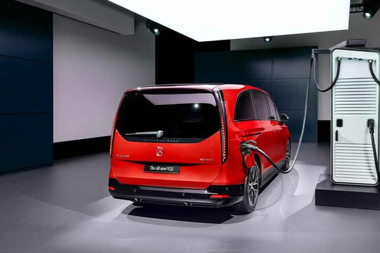 VLE 2028 còn được trang bị hệ thống treo khí nén AirMatic, đánh lái bánh sau tới 7 độ giúp bán kính quay chỉ 10,9 m. Hệ thống an toàn gồm 12 cảm biến siêu âm, 10 camera và 5 radar, hỗ trợ gói MB.Drive Assist Pro cho phép lái rảnh tay trên cao tốc và trong đô thị.