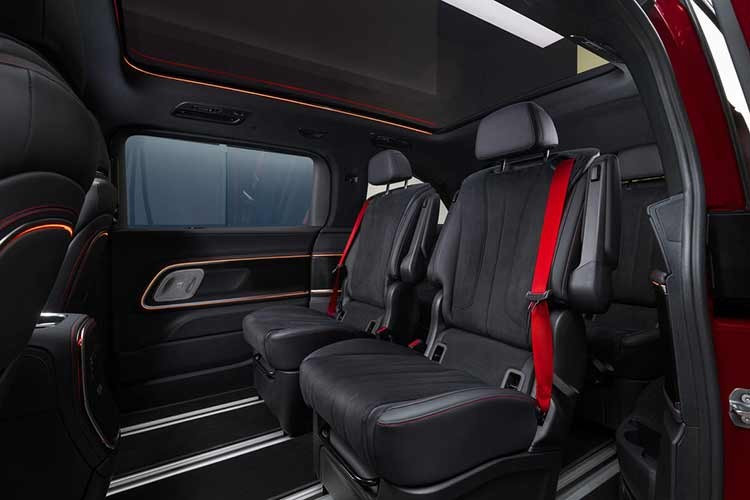 Xe có cấu hình 6–8 chỗ ngồi, với nhiều tùy chọn ghế captain seat ở hàng hai và ba. Các phiên bản cao cấp có ghế chỉnh điện, điều khiển qua màn hình trung tâm hoặc ứng dụng điện thoại. Gói Grand Comfort thậm chí còn có tựa chân, massage, hỗ trợ thắt lưng và gối đầu – mang lại trải nghiệm như khoang hạng thương gia trên máy bay.