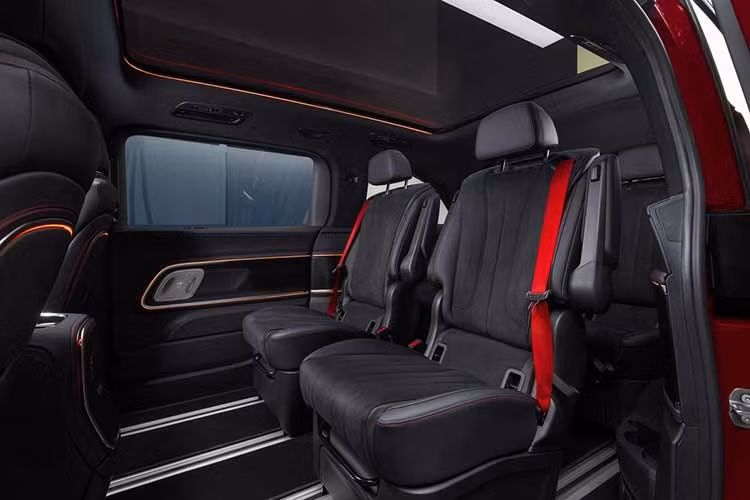 Xe có cấu hình 6–8 chỗ ngồi, với nhiều tùy chọn ghế captain seat ở hàng hai và ba. Các phiên bản cao cấp có ghế chỉnh điện, điều khiển qua màn hình trung tâm hoặc ứng dụng điện thoại. Gói Grand Comfort thậm chí còn có tựa chân, massage, hỗ trợ thắt lưng và gối đầu – mang lại trải nghiệm như khoang hạng thương gia trên máy bay.