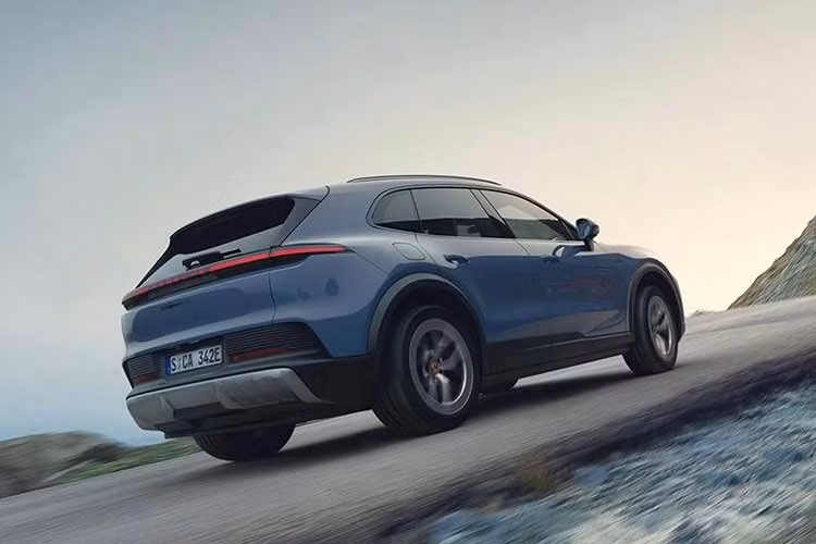 Porsche Cayenne S điện 2026 có mức giá khởi điểm khoảng 128.650 USD (tương đương 3,37 tỷ đồng) (đã bao gồm phí vận chuyển). Mức giá này cao hơn phiên bản tiêu chuẩn khoảng 17.300 USD (khoảng 453,83 triệu đồng) nhưng lại thấp hơn đáng kể so với bản Turbo.