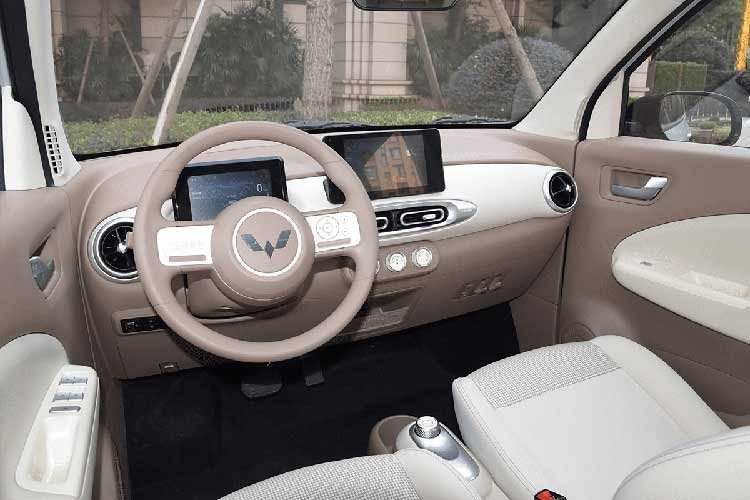 So với bản 3 cửa cũ, Wuling Hongguang Mini EV 5 cửa cũng sở hữu kích thước lớn hơn. Được phát triển dựa trên cơ sở gầm bệ Tianyu S, xe sở hữu kích thước dài x rộng x cao lần lượt 3.256 x 1.510 x 1.578 mm và chiều dài cơ sở 2.190 mm. So với phiên bản 3 cửa, xe dài hơn 336 mm, rộng hơn 17 mm, thấp hơn 43 mm trong khi chiều dài cơ sở tăng đến 250 mm.