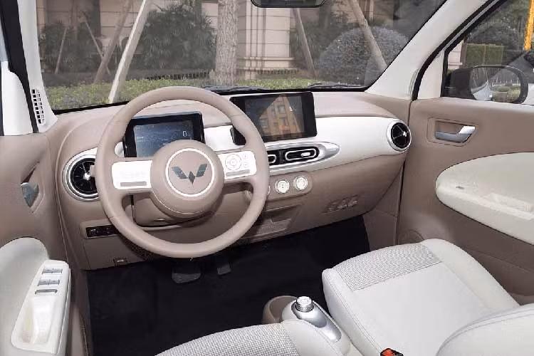 So với bản 3 cửa cũ, Wuling Hongguang Mini EV 5 cửa cũng sở hữu kích thước lớn hơn. Được phát triển dựa trên cơ sở gầm bệ Tianyu S, xe sở hữu kích thước dài x rộng x cao lần lượt 3.256 x 1.510 x 1.578 mm và chiều dài cơ sở 2.190 mm. So với phiên bản 3 cửa, xe dài hơn 336 mm, rộng hơn 17 mm, thấp hơn 43 mm trong khi chiều dài cơ sở tăng đến 250 mm.