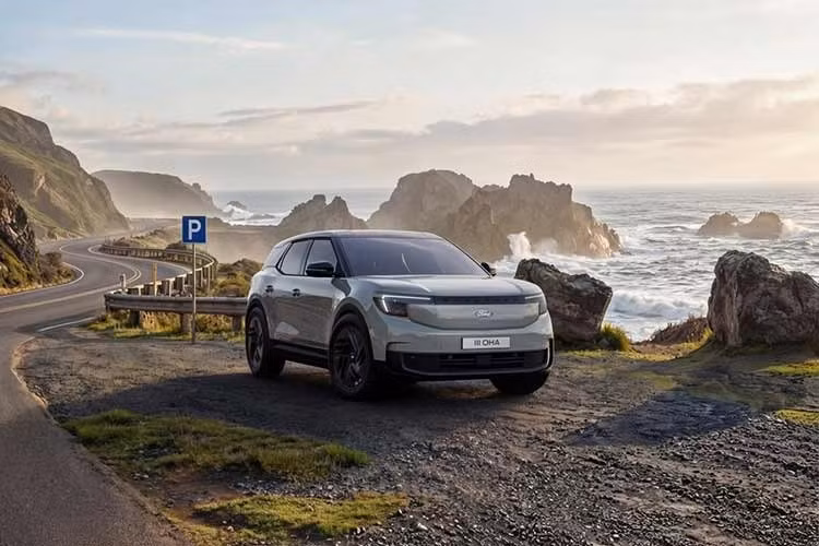 Khoang nội thất Black Onyx có điểm nhấn màu cam trên ghế, dây an toàn và bảng táp-lô. Ghế xe sử dụng chất liệu dệt “2D knit”, được Ford cho biết lấy cảm hứng từ chất liệu của trang phục thể thao cao cấp.