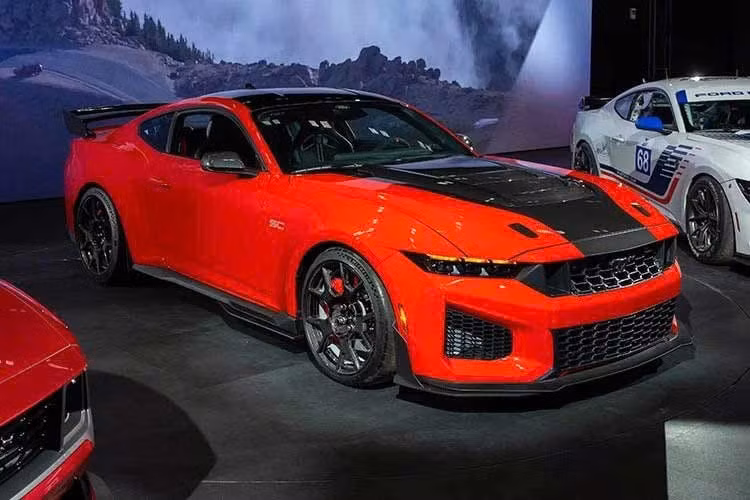 Ngay cả khi so sánh với "người tiền nhiệm" Shelby GT500 đời 2020, mức giá hiện tại của Dark Horse SC được giới chuyên môn đánh giá là hợp lý đối với một mẫu xe sở hữu cấu hình động cơ siêu nạp mạnh mẽ và các công nghệ hỗ trợ đường đua hiện đại.