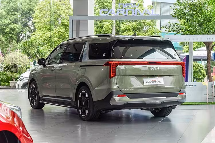 Kia Carnival hybrid sử dụng hệ truyền động gồm động cơ xăng SmartStream 1.6L Turbo kết hợp mô-tơ điện. Tổng công suất đạt 242 mã lực và mô-men xoắn 367 Nm. Xe sử dụng hộp số tự động 6 cấp và bộ pin lithium-ion polymer đặt dưới sàn. Mức tiêu thụ nhiên liệu công bố khoảng 4,95 lít/100 km.