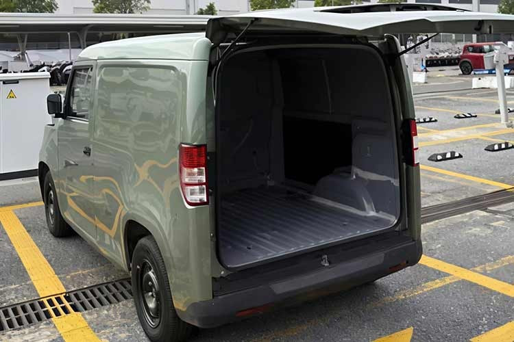 Ngoài ra, người dùng có thể lựa chọn bộ sạc di động 3 kW để sạc tại nhà. Phiên bản cửa lùa được bổ sung trong bối cảnh nhu cầu vận tải hàng hóa đô thị tăng lên, song các thông tin chi tiết vẫn cần chờ xác nhận chính thức từ nhà sản xuất. Khoang chở hàng phía sau dung tích 2.600 lít, đáp ứng tải trọng tối đa 600 kg. Cổng sạc điện được bố trí phía sau bên phụ.