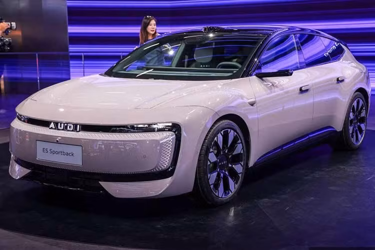 Khi Audi quyết định ra mắt thương hiệu AUDI hoàn toàn mới dành riêng cho thị trường Trung Quốc vốn không dùng logo 4 vòng tròn quen thuộc và đi kèm ngôn ngữ thiết kế táo bạo, động thái này từng được xem như một cú tái khởi động đầy tự tin. Tuy nhiên, chỉ vài tháng sau, hãng lại phải tiến hành một cuộc “cải tổ” khác, lần này là về giá bán.