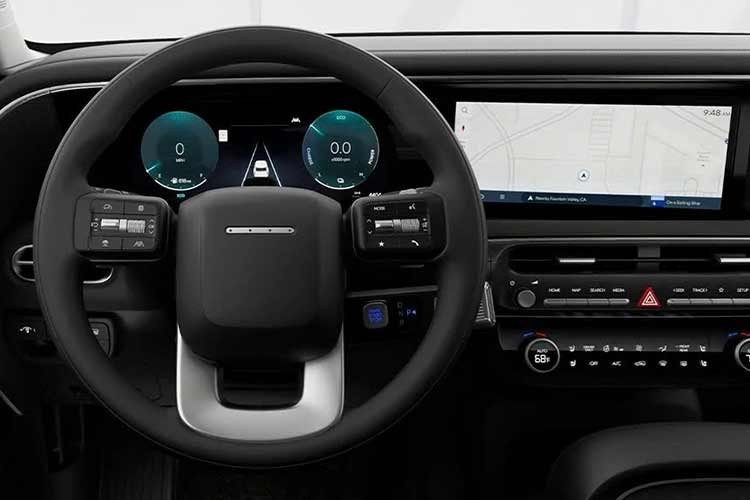 Vô lăng của xe chỉnh điện, rèm che nắng phía sau hay hệ thống ghế thư giãn Premium Relaxation Seats. Mặc dù bị cắt giảm so với bản Calligraphy, tuy nhiên danh sách trang bị tiêu chuẩn trên Elite vẫn khá đầy đủ, bao gồm mâm 20 inch, kính cách âm phía trước.