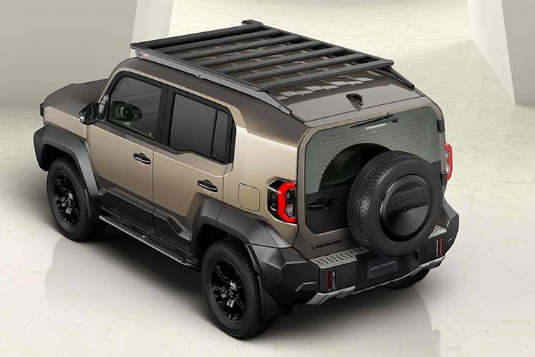 Ngoại thất trang bị đèn LED, vòm bánh xe và ốp hông màu đen, giá nóc, bậc lên xuống, cửa hậu mở ngang và lốp dự phòng treo phía sau. Toyota cũng cung cấp nhiều tùy chọn cá nhân hóa như đèn pha tròn, ống thở snorkel và tấm MOLLE chứa đồ phía sau.