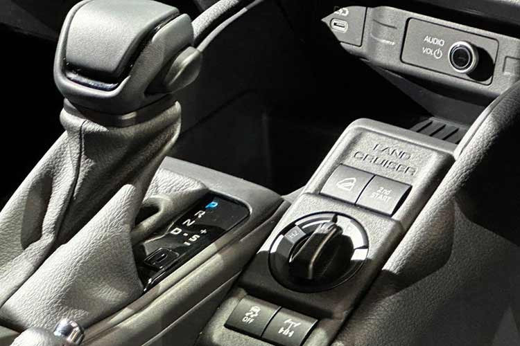 Tại Thái Lan, Land Cruiser FJ chỉ được trang bị động cơ xăng 2.7L mã 2TR-FE, chưa có tùy chọn diesel. Khối động cơ 4 xi-lanh thẳng hàng, dung tích 2.694 cc cho công suất 163 mã lực và mô-men xoắn 246 Nm, kết hợp hộp số tự động 6 cấp Super ECT và hệ dẫn động 4WD bán thời gian với các chế độ H2, H4 và L4.