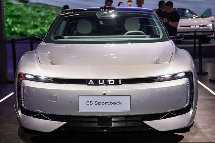 Đợt giảm giá hiện tại dự kiến chỉ kéo dài đến 31/3/2026, nhưng nhiều khả năng Audi sẽ phải gia hạn nếu doanh số không cải thiện. Audi cũng không phải là thương hiệu xe sang phương Tây duy nhất buộc phải giảm giá để giữ thị phần tại Trung Quốc. BMW và Mercedes-Benz cũng đã phải giảm giá niêm yết lên tới 10% cho các mẫu xe trong bối cảnh cạnh tranh ngày càng khốc liệt đến mức chưa tới 1/3 đại lý có lãi trong năm 2025.