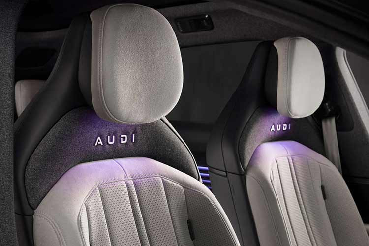 Xét về thông số, AUDI E5 Sportback không hề “xoàng”. Xe có chiều dài cơ sở 2.950 mm, công suất tối đa lên tới 776 mã lực và tầm hoạt động 773 km theo chuẩn CLTC, tùy phiên bản. Tất cả các cấu hình đều được trang bị cảm biến LiDAR, 3 radar, 11 camera, 12 cảm biến siêu âm, cùng khoang nội thất nổi bật với màn hình kéo dài 59 inch trên mặt táp-lô.