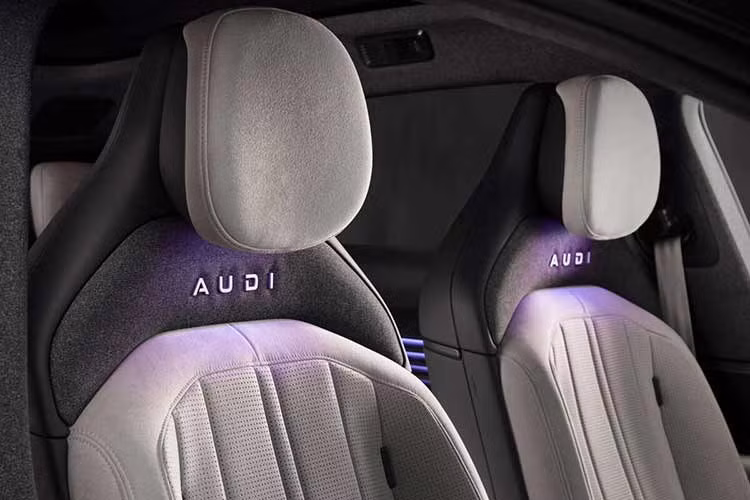 Xét về thông số, AUDI E5 Sportback không hề “xoàng”. Xe có chiều dài cơ sở 2.950 mm, công suất tối đa lên tới 776 mã lực và tầm hoạt động 773 km theo chuẩn CLTC, tùy phiên bản. Tất cả các cấu hình đều được trang bị cảm biến LiDAR, 3 radar, 11 camera, 12 cảm biến siêu âm, cùng khoang nội thất nổi bật với màn hình kéo dài 59 inch trên mặt táp-lô.