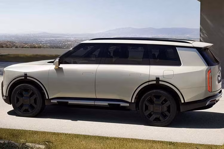 X-Line SX (54.490 USD) đi kèm hệ dẫn động AWD tiêu chuẩn, mâm 21 inch, giá nóc kiểu “bridge” và các chi tiết ngoại thất đen bóng/đen mờ. Ở nhóm cao cấp hơn, SX Prestige (56.590 USD) bổ sung kính hông hàng hai cách âm, gạt mưa tự động, ghế và trần bọc SynTex suede, ốp gỗ kỹ thuật, HUD, chìa khóa kỹ thuật số và ghế hàng hai sưởi/làm mát.