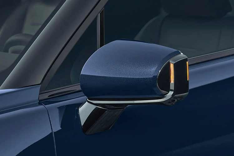 Cả Elite và Calligraphy đều sử dụng chung hệ truyền động hybrid tăng áp 2.5L 4 xi-lanh, sản sinh công suất 329 mã lực và mô-men xoắn 460 Nm, kết hợp hộp số tự động 6 cấp và hệ dẫn động 4 bánh toàn thời gian. Mức tiêu thụ nhiên liệu công bố đạt 6,8L/100 km.