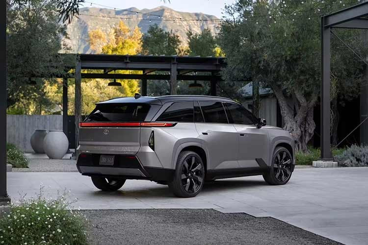 Điều này cho thấy Toyota có thể buộc phải tung ưu đãi để giữ sức hút cho bZ Woodland, nhất là khi phân khúc SUV điện đang có dấu hiệu hạ nhiệt. Trong bối cảnh không còn khoản trợ cấp liên bang như dự tính, chính sách giảm giá được xem là giải pháp cần thiết để đẩy nhanh doanh số tại đại lý.