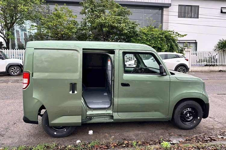 Việc bổ sung trang bị tương tự cho EC Van được xem là bước điều chỉnh nhằm tăng sức cạnh tranh. Xe có chiều dài 3.767 mm, rộng 1.680 mm, cao 1.790 mm và trục cơ sở 2.520 mm. So với mẫu VF 3, xe dài hơn 577 mm, rộng hơn 1 mm, thấp hơn 168 mm và có trục cơ sở dài hơn 445 mm.