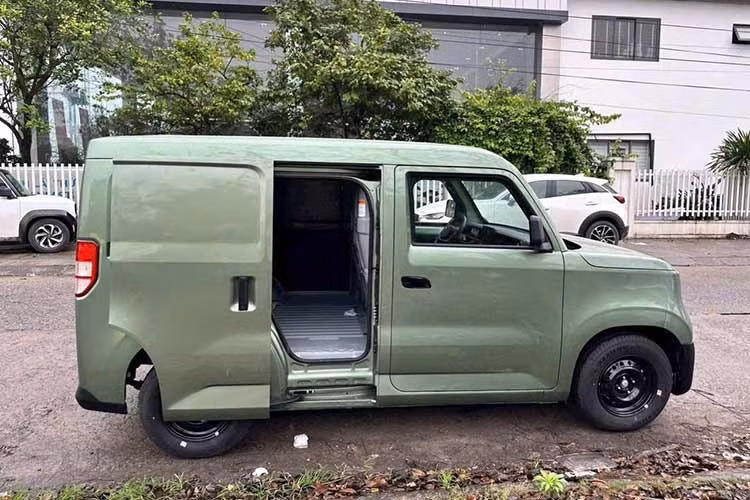 Việc bổ sung trang bị tương tự cho EC Van được xem là bước điều chỉnh nhằm tăng sức cạnh tranh. Xe có chiều dài 3.767 mm, rộng 1.680 mm, cao 1.790 mm và trục cơ sở 2.520 mm. So với mẫu VF 3, xe dài hơn 577 mm, rộng hơn 1 mm, thấp hơn 168 mm và có trục cơ sở dài hơn 445 mm.