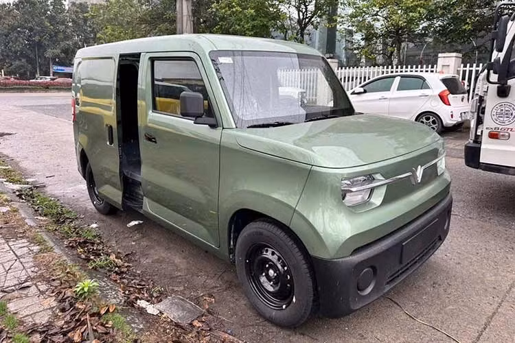 Theo chia sẻ từ các nhân viên bán hàng, những chiếc VinFast EC Van cửa lùa đã có mặt tại đại lý. So với phiên bản trước, giá bán tăng thêm khoảng 10 triệu đồng. Bản tiêu chuẩn được chào giá 285 triệu đồng, trong khi bản cao hơn có giá 305 triệu đồng và được trang bị thêm điều hòa.