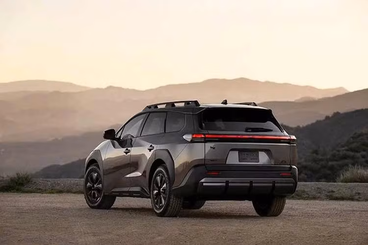 Tuy nhiên, mẫu xe này ra mắt trong bối cảnh các ưu đãi không còn áp dụng, khiến giá bán trở nên kém hấp dẫn hơn. Ngoài ra, “người anh em” gần như tương đồng là Subaru Trailseeker lại có giá thấp hơn vài nghìn USD, tạo thêm áp lực cho Toyota.