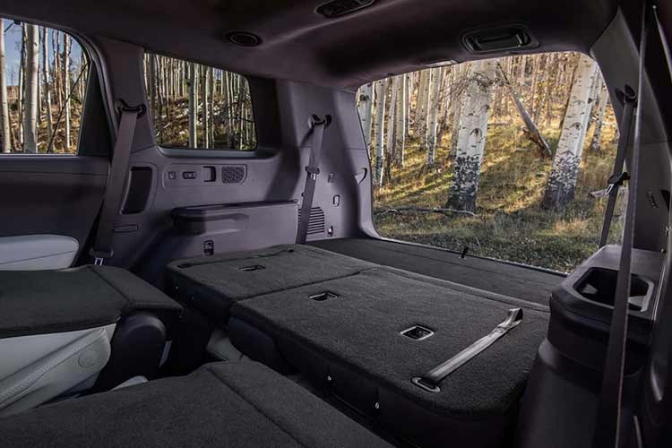 Phiên bản SX (51.490 USD) bổ sung mâm 20 inch, đèn sương mù LED, cửa sổ trời kép và nhiều chi tiết mạ chrome satin. Nội thất nâng cấp với hệ thống âm thanh Meridian 14 loa, đèn viền 74 màu, ghế lái chỉnh điện 10 hướng có nhớ vị trí, cùng các công nghệ an toàn mở rộng như camera 360 độ và Highway Driving Assist 2.0.