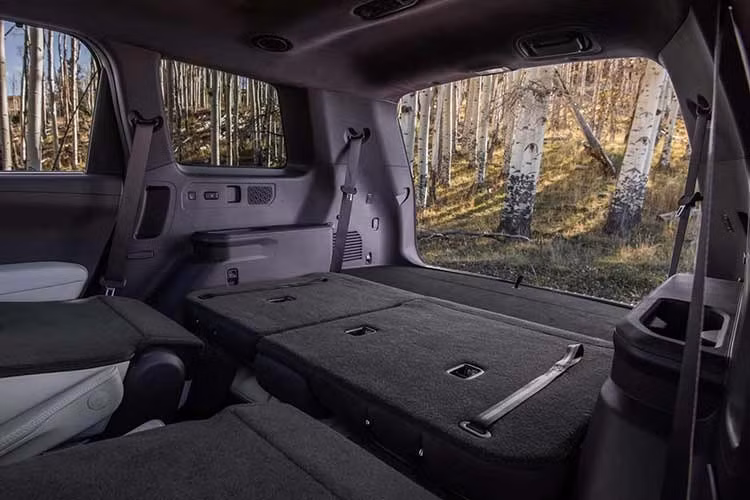 Phiên bản SX (51.490 USD) bổ sung mâm 20 inch, đèn sương mù LED, cửa sổ trời kép và nhiều chi tiết mạ chrome satin. Nội thất nâng cấp với hệ thống âm thanh Meridian 14 loa, đèn viền 74 màu, ghế lái chỉnh điện 10 hướng có nhớ vị trí, cùng các công nghệ an toàn mở rộng như camera 360 độ và Highway Driving Assist 2.0.