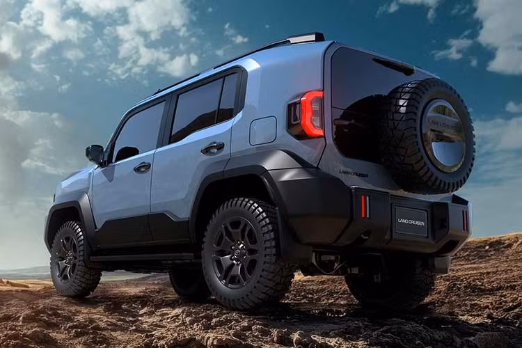 Xe cũng được xếp vào nhóm PPV, tương đồng với Fortuner về cách phân loại thuế. Điểm đáng chú ý là Land Cruiser FJ sử dụng cấu hình trục cơ sở ngắn đặc biệt với chiều dài 2.580 mm, giúp tăng tính linh hoạt khi vận hành. Phần thân xe và khoang động cơ được thiết kế ngắn hơn Fortuner nhằm tối ưu khả năng di chuyển trong đô thị.