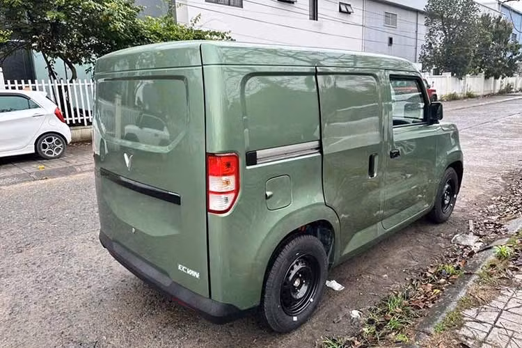Trang bị cửa lùa là điểm thay đổi đáng chú ý trên EC Van. Thiết kế này giúp việc bốc xếp hàng hóa thuận tiện hơn so với việc chỉ sử dụng cửa hậu. Trong phân khúc xe van chở hàng, Suzuki Eeco Van cũng đã được trang bị cửa lùa và hiện có giá khoảng 310 triệu đồng.