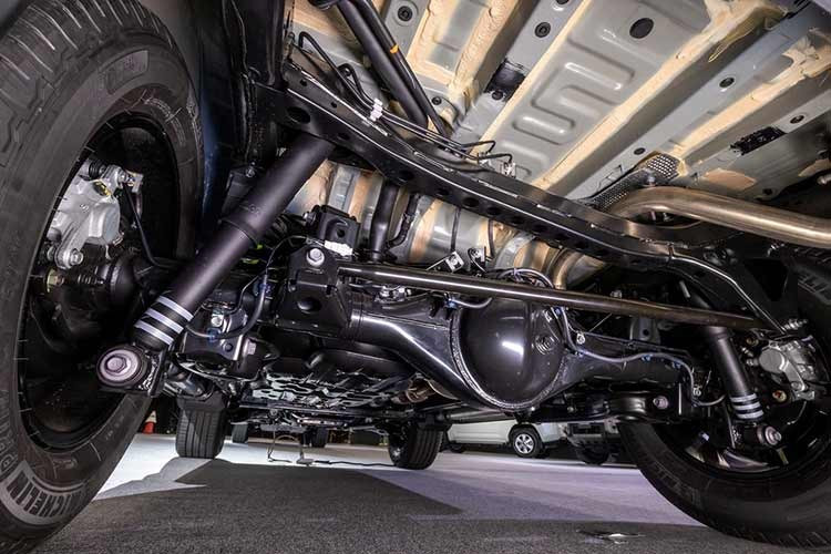 Xe được phát triển theo triết lý “Freedom &amp; Joy”, hướng đến nhóm khách hàng tìm kiếm một mẫu SUV khung rời đa dụng. Hệ thống treo trước dạng tay đòn kép Double Wishbone, treo sau 4 liên kết với lò xo cuộn, đi kèm khóa vi sai cầu sau nhằm tăng khả năng vượt địa hình. Cản trước và sau được thiết kế có thể tháo lắp dễ dàng để phục vụ nhu cầu off-road.