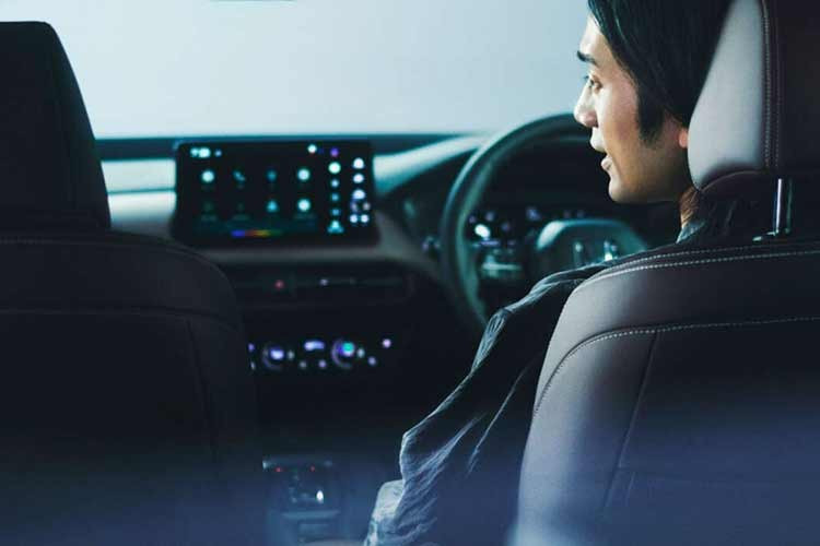 Tiến vào bên trong, khoang cabin của phiên bản Z gây ấn tượng mạnh bằng hàm lượng công nghệ dày đặc. Trung tâm bảng điều khiển là màn hình giải trí 9 inch tích hợp sẵn các dịch vụ của Google, kết hợp cùng bảng đồng hồ kỹ thuật số 10,2 inch hiển thị sắc nét.