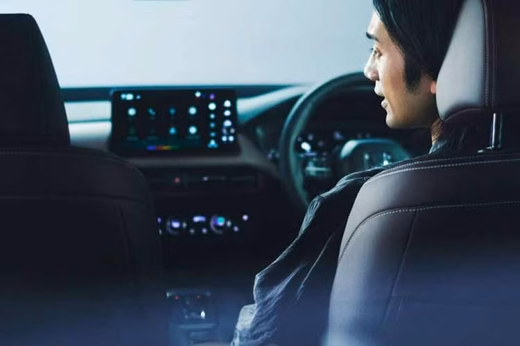 Tiến vào bên trong, khoang cabin của phiên bản Z gây ấn tượng mạnh bằng hàm lượng công nghệ dày đặc. Trung tâm bảng điều khiển là màn hình giải trí 9 inch tích hợp sẵn các dịch vụ của Google, kết hợp cùng bảng đồng hồ kỹ thuật số 10,2 inch hiển thị sắc nét.