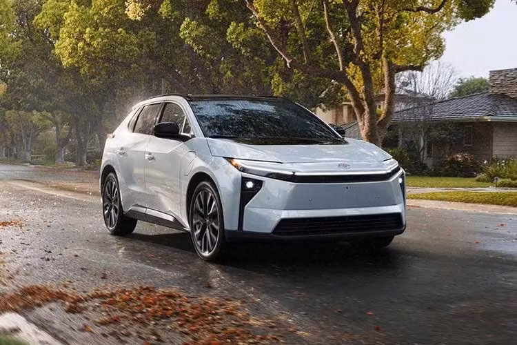 Toyota bZ Woodland tại Mỹ có 2 phiên bản FWD và AWD, với tổng công suất lần lượt là 224 mã lực và 380 mã lực. Đây cũng là mẫu xe thuần điện mạnh nhất của Toyota tại thời điểm này. Xe được trang bị bộ pin Lithium-ion dung lượng 74,7 kWh, cho khả năng di chuyển tối đa 560 km với một chu kỳ sạc.