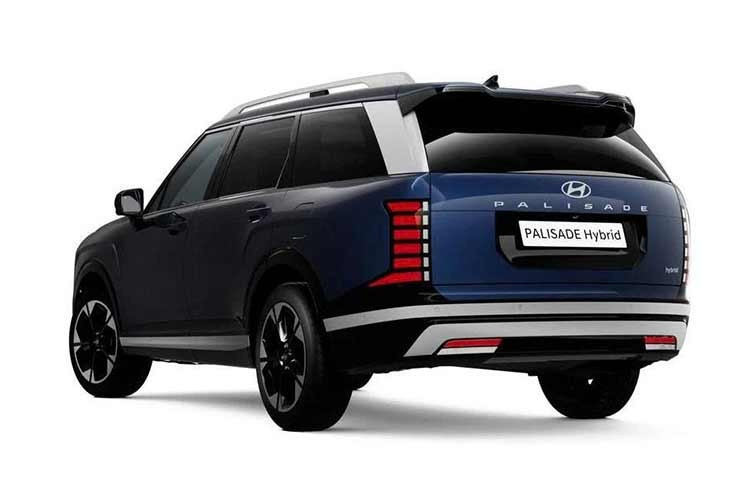 Về nhận diện, bản Palisade Elite mới sở hữu thiết kế lưới tản nhiệt riêng, mâm hợp kim 20 inch 5 chấu hoàn thiện đen/phay xước, cùng các chi tiết ốp cản và hốc bánh màu đen – bạc.