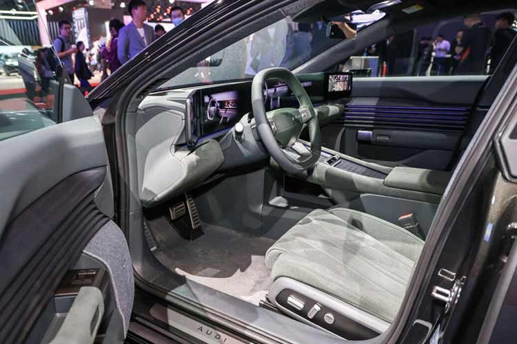 AUDI E5 Sportback đã bắt đầu được giao xe tại thị trường Trung Quốc từ tháng 8/2025 với giá niêm yết từ 235.900-319.900 Nhân dân tệ (tương đương 825 triệu đến 1,12 tỷ đồng). Trên lý thuyết, mẫu xe này hội tụ nhiều yếu tố hấp dẫn và có tiềm năng thu hút người tiêu dùng Trung Quốc vốn ngày càng ưu ái các thương hiệu nội địa hơn là các hãng xe sang phương Tây lâu đời. Tuy nhiên, thực tế lại không diễn ra như kỳ vọng.