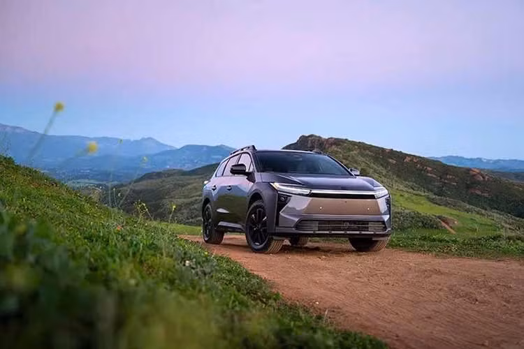 Toyota bZ Woodland 2026 bất ngờ giảm giá mạnh chỉ vài tuần sau khi ra mắt tại Mỹ, động thái này được cho là nhằm tăng sức cạnh tranh cho mẫu xe điện trong bối cảnh thị trường đang chững lại và không còn được hưởng ưu đãi thuế liên bang như kỳ vọng ban đầu.