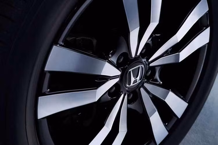 Dù phom dáng tổng thể vẫn được kế thừa từ người tiền nhiệm, xe đã trở nên thời thượng hơn nhờ bảng màu sơn mới và bộ mâm hợp kim 18 inch thiết kế năm chấu kép hiện đại. Lưới tản nhiệt với các nan dọc đặc trưng vẫn được duy trì, mang lại diện mạo sắc sảo và cao cấp tương tự các phiên bản đang lưu hành tại thị trường châu Âu.