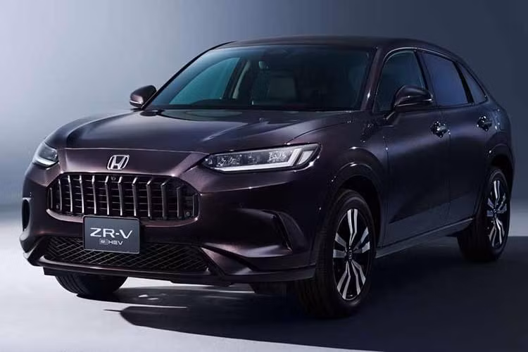 Điểm nhấn đáng chú ý nhất trong danh mục sản phẩm lần này chính là sự xuất hiện của phiên bản hoàn toàn mới mang tên ZR-V Cross Touring. Biến thể này dường như muốn phá vỡ giới hạn đô thị khi vay mượn thiết kế lưới tản nhiệt tổ ong và hốc gió cản trước từ mẫu HR-V tại Mỹ, tạo nên ngoại hình cứng cáp hơn hẳn.