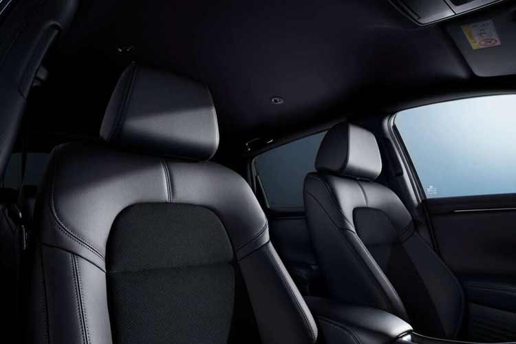 Để chiều lòng những khách hàng khắt khe về âm thanh, Honda đã trang bị hệ thống 12 loa Bose cao cấp. Sự tiện nghi còn được nâng tầm qua hệ thống ghế bọc da có tính năng sưởi và chỉnh điện, điều hòa khí hậu hai vùng độc lập cùng hệ thống camera toàn cảnh hỗ trợ lái xe an toàn.