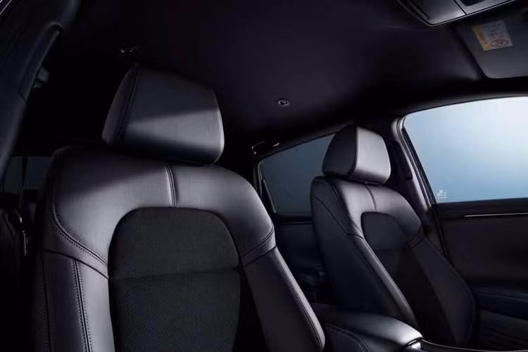 Để chiều lòng những khách hàng khắt khe về âm thanh, Honda đã trang bị hệ thống 12 loa Bose cao cấp. Sự tiện nghi còn được nâng tầm qua hệ thống ghế bọc da có tính năng sưởi và chỉnh điện, điều hòa khí hậu hai vùng độc lập cùng hệ thống camera toàn cảnh hỗ trợ lái xe an toàn.