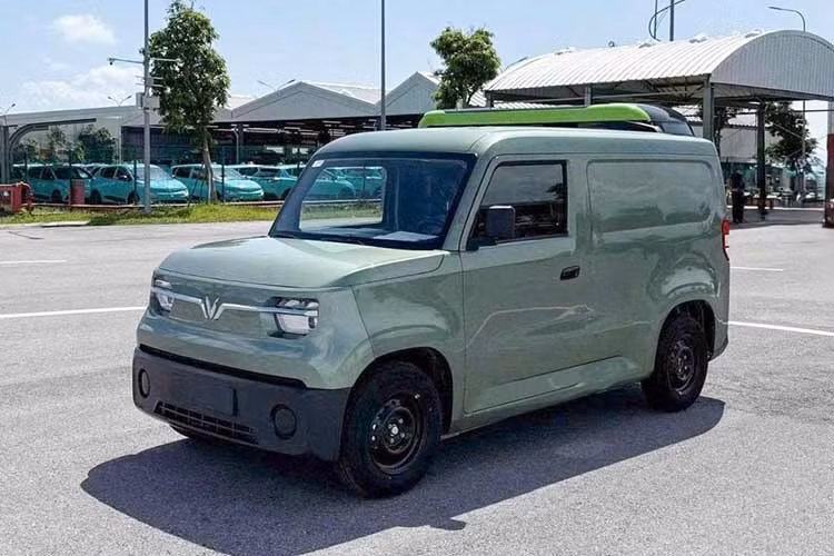 Về ngoại hình, phía trước xe sử dụng đèn halogen và không có đèn sương mù, nhưng được bố trí sẵn vị trí chờ để lắp thêm. Gương chiếu hậu chỉnh cơ. Đèn hậu dạng ba tầng đặt dọc, tiếp tục dùng bóng halogen. Xe sử dụng mâm sắt 14 inch đi kèm lốp kích thước 175/80R14.