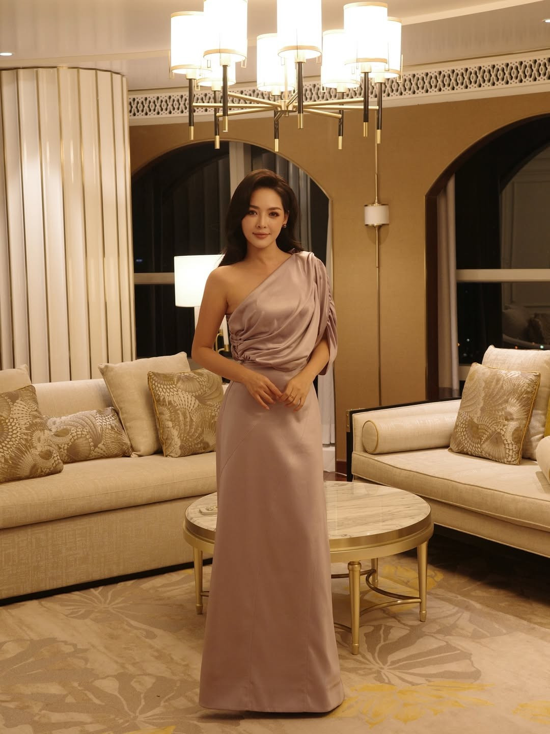 Trong từng bức ảnh, Thanh Quỳnh khi thì nghiêng đầu cười nhẹ, khi lại ánh mắt sâu lắng, tạo nên cảm giác vừa gần gũi vừa đầy khí chất.