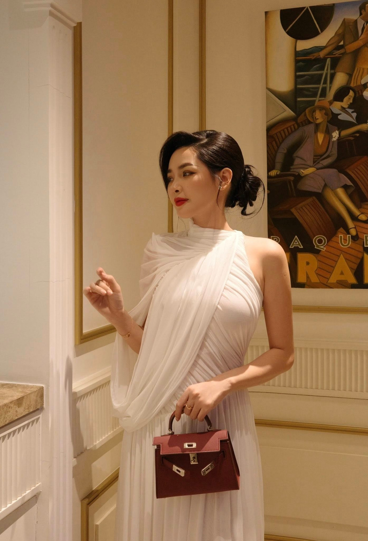 Điều khiến nhiều người yêu thích Thanh Quỳnh không chỉ nằm ở vẻ ngoài thay đổi mà còn ở thần thái tự tin. Trước ống kính, cô không cần tạo dáng cầu kỳ vẫn toát lên sự điềm tĩnh và cuốn hút. Ánh mắt, nụ cười cùng phong thái nhẹ nhàng giúp cô ghi điểm trong những concept sang trọng như lần này.