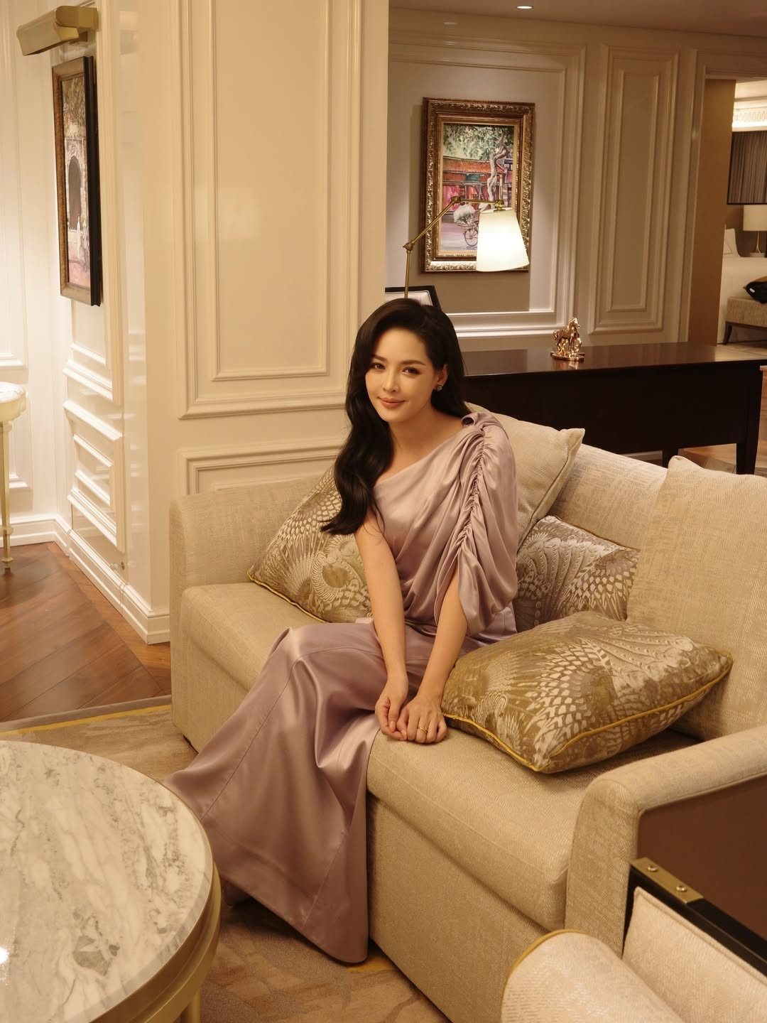 Từng đường nét trên gương mặt Vũ Thanh Quỳnh đều hài hòa: sống mũi cao thanh thoát, đôi mắt to tròn có chiều sâu và làn da căng bóng không tì vết. Ánh sáng ấm áp của không gian sang trọng càng tôn lên vẻ đẹp sắc sảo nhưng vẫn mềm mại của người đẹp.