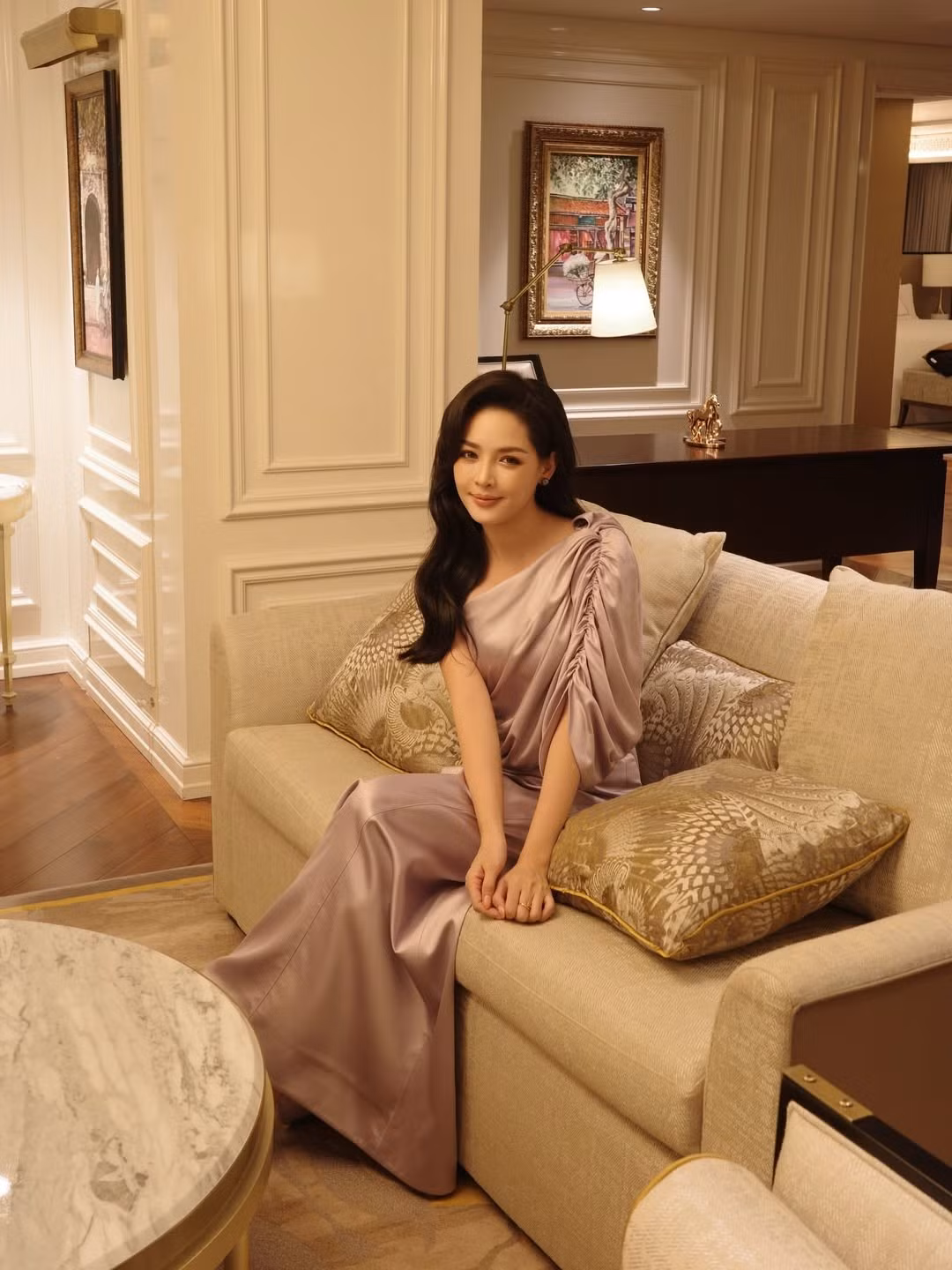 Từng đường nét trên gương mặt Vũ Thanh Quỳnh đều hài hòa: sống mũi cao thanh thoát, đôi mắt to tròn có chiều sâu và làn da căng bóng không tì vết. Ánh sáng ấm áp của không gian sang trọng càng tôn lên vẻ đẹp sắc sảo nhưng vẫn mềm mại của người đẹp.