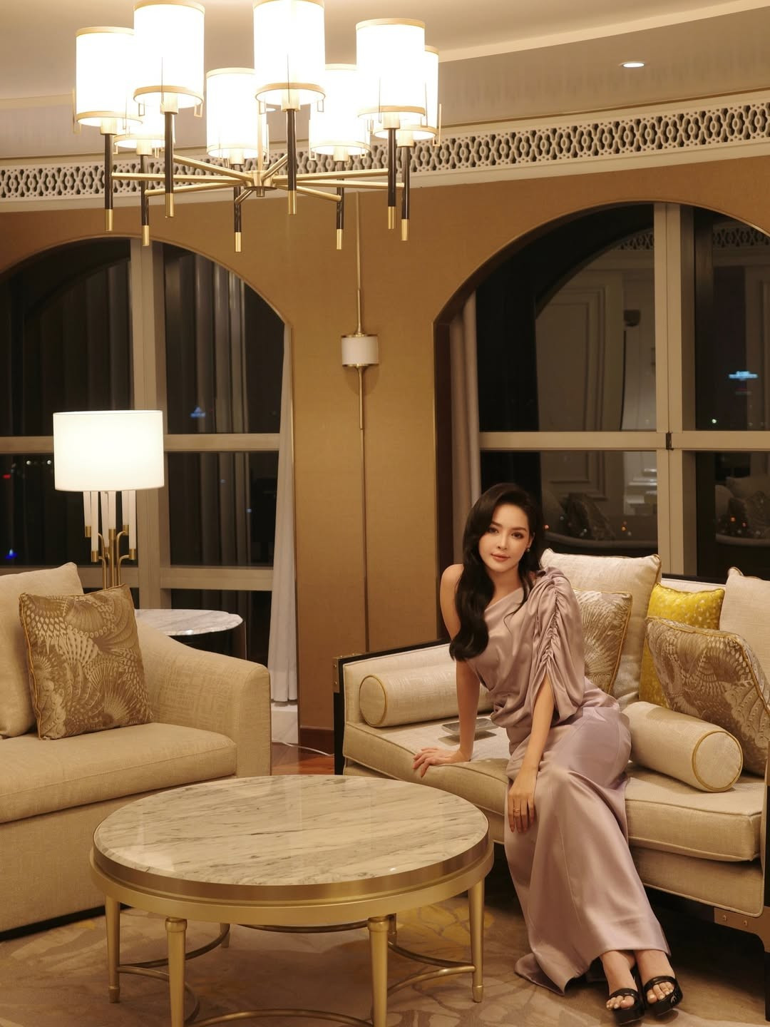 Bộ trang phục lụa mềm rủ với thiết kế lệch vai giúp Thanh Quỳnh khoe trọn bờ vai thon cùng vóc dáng thanh mảnh. Mái tóc dài uốn nhẹ, buông xõa tự nhiên kết hợp với lối trang điểm tông nude sang trọng càng làm nổi bật thần thái cuốn hút.