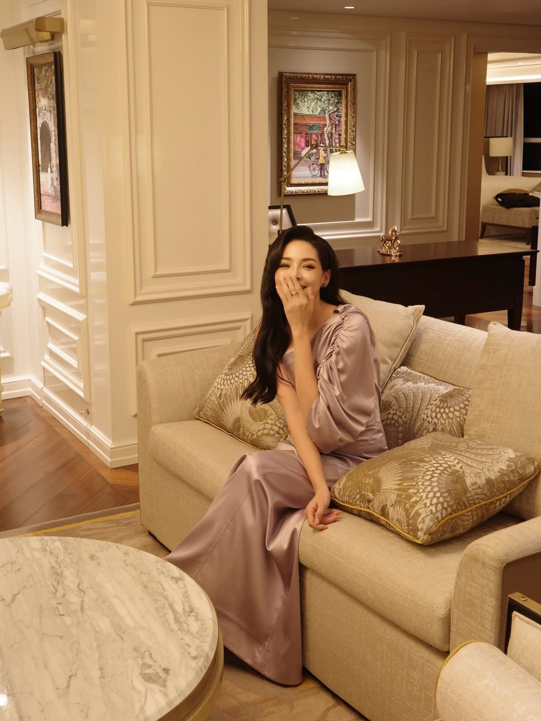 Chính sự chỉn chu trong từng khung hình đã khiến nhiều netizen không khỏi bất ngờ. Không ít bình luận cho rằng nhan sắc của Thanh Quỳnh trong loạt ảnh này “đẹp đến mức phi thực tế”, thậm chí có người còn hài hước đặt câu hỏi liệu đây có phải hình ảnh được tạo bằng công nghệ AI hay không. Tuy nhiên, những ai theo dõi cô từ lâu đều hiểu rằng đây là thành quả của quá trình chăm sóc bản thân kỹ lưỡng và sự đầu tư nghiêm túc cho hình ảnh cá nhân.