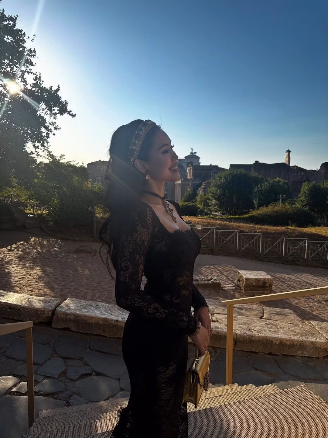 Bức ảnh của nữ rich kid với siêu sao bóng đá nhanh chóng thu hút hàng triệu lượt tương tác và bình luận, khiến người hâm mộ không khỏi tò mò về cuộc gặp gỡ đặc biệt này.