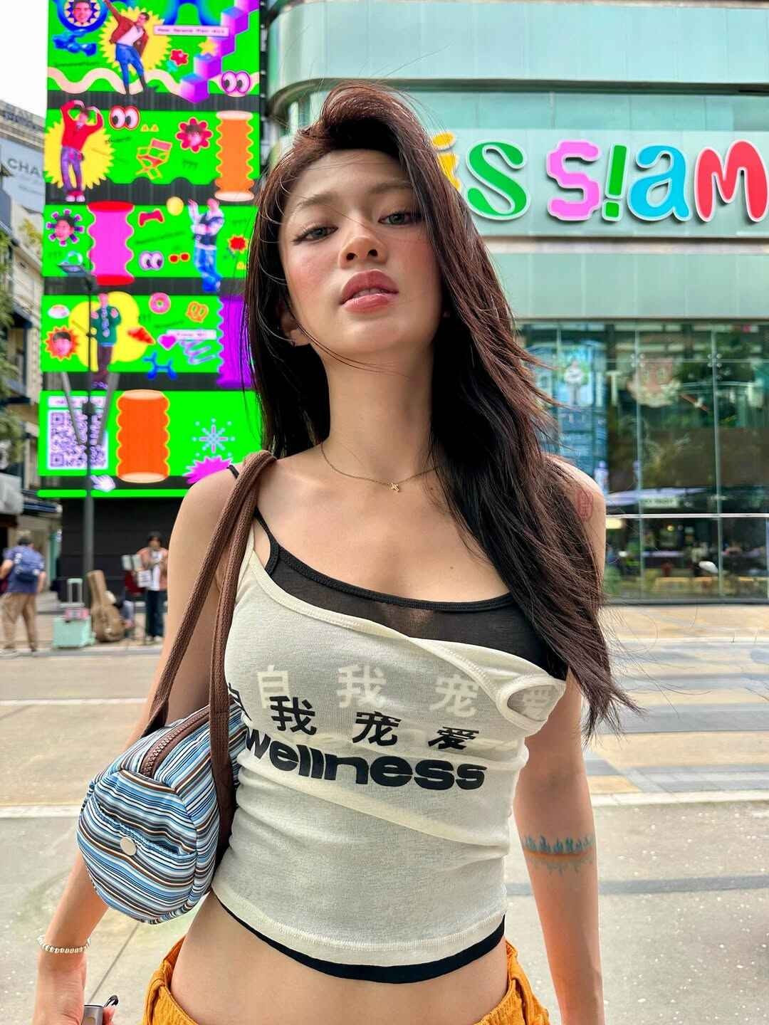 Gu thẩm mỹ, thời trang của cô nàng cũng là điều khiến dân tình trầm trồ khi theo đuổi style gợi cảm, khoe trọn vẹn điểm mạnh hình thể.