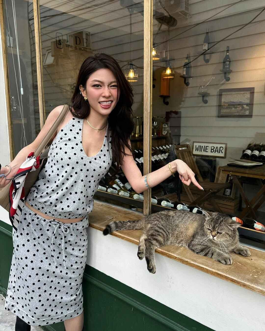 Hot girl, người đẹp trên MXH Việt đúng là không thiếu, nhìn đâu cũng có thể thấy những cô nàng sở hữu visual cực phẩm, body đẹp chất ngất. Song không phải ai cũng giữ được độ hot trường tồn từ năm này qua năm khác giống như Bảo Ngọc.